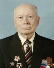 Радиослужбой во Дворце руководил фронтовой связист, участник Курской битвы, подполковник милиции в отставке.