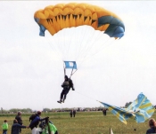 За время работы клуба «Юный парашютист» подготовлено более 700 парашютистов.
