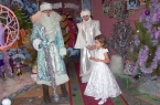 Волшебные часы, светящийся посох, ожившие сказочные герои встречали детей перед началом новогоднего спектакля.