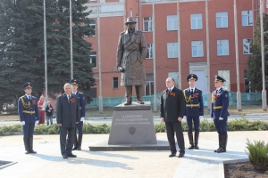 В Челябинске открыт памятник легендарному разведчику