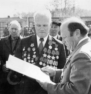 Дворцовую вахту нёс герой войны, полный кавалер ордена Славы.